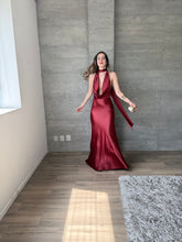 Cargar imagen en el visor de la galería, Milah - Vestido largo halter de satín vino
