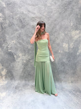 Cargar imagen en el visor de la galería, Sago - Vestido largo strapless verde sage
