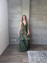 Cargar imagen en el visor de la galería, Juliette  - Vestido largo plisado olivo
