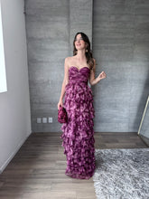Cargar imagen en el visor de la galería, Coraline - Vestido largo de tul color vino floral
