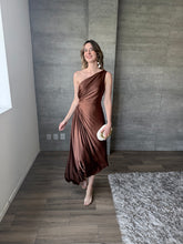 Cargar imagen en el visor de la galería, Nicola - Vestido midi plisado chocolate
