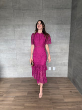 Cargar imagen en el visor de la galería, Marcelline - Vestido midi crochet magenta
