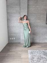 Cargar imagen en el visor de la galería, Sodi - Vestido largo satinado con capa color verde
