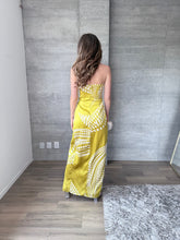 Cargar imagen en el visor de la galería, Tessa - Vestido satinado strapless lima
