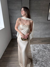 Cargar imagen en el visor de la galería, Sodi - Vestido largo de satín con capa champagne
