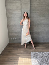 Cargar imagen en el visor de la galería, Nicola - Vestido midi plisado aperlado
