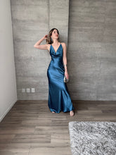 Cargar imagen en el visor de la galería, Lula - Vestido largo de satín verde azulado
