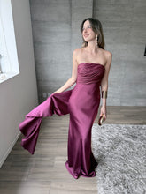 Cargar imagen en el visor de la galería, Caliz - Vestido largode satín ciruela
