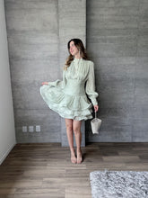 Cargar imagen en el visor de la galería, Mindy - Vestido mini satinado de manga larga color menta
