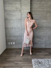 Cargar imagen en el visor de la galería, Cerise - Vestido midi crochet rosa
