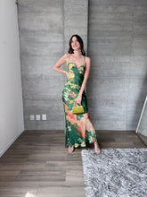 Cargar imagen en el visor de la galería, Isis - Vestido largo satinado verde floral
