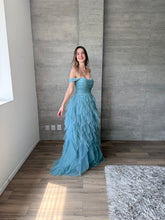 Cargar imagen en el visor de la galería, Ello -  Vestido largo hombros caídos de tul azul claro
