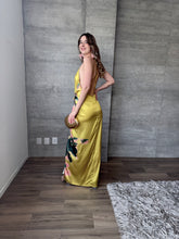 Cargar imagen en el visor de la galería, Geisha - Vestido largo satinado floral amarillo
