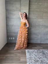 Cargar imagen en el visor de la galería, Coraline - Vestido largo de tul color mostaza
