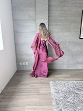 Cargar imagen en el visor de la galería, Sodi - Vestido largo de satín con capa color ciruela
