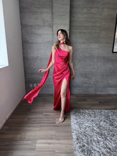 Cargar imagen en el visor de la galería, Romina - Vestido largo satinado color frambuesa
