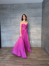 Cargar imagen en el visor de la galería, Marisma - Vestido largo plisado rosa
