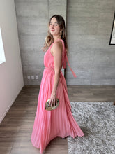 Cargar imagen en el visor de la galería, Guava - Vestido largo plisado rosa
