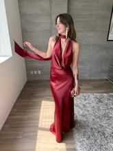 Cargar imagen en el visor de la galería, Milah - Vestido largo halter de satín vino
