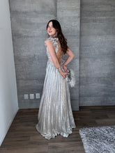 Cargar imagen en el visor de la galería, Celestine - Vestido largo plisado plateado
