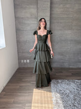Cargar imagen en el visor de la galería, Viña - Vestido largo con olanes olivo
