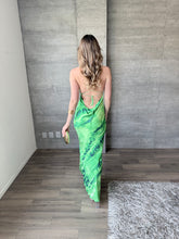 Cargar imagen en el visor de la galería, Ciana - Vestido largo satinado verde
