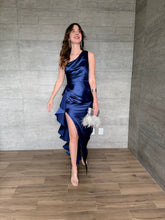 Cargar imagen en el visor de la galería, Duna - Vestido largo satinado marino
