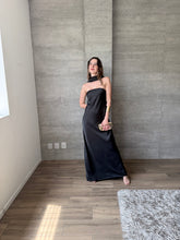 Cargar imagen en el visor de la galería, Zita - Vestido largo de satín negro
