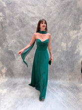 Cargar imagen en el visor de la galería, Ella - Vestido largo strapless esmeralda
