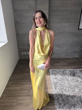 Cargar imagen en el visor de la galería, Milah - Vestido largo halter de satin amarillo
