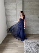 Cargar imagen en el visor de la galería, Minerva - Vestido largo de tul con escarola marino
