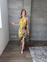 Cargar imagen en el visor de la galería, Geisha - Vestido largo satinado floral amarillo
