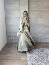 Cargar imagen en el visor de la galería, Clare - Vestido largo com mangas olivo
