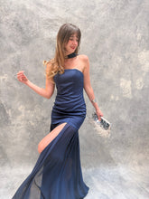 Cargar imagen en el visor de la galería, Sago - Vestido largo strapless azul marino
