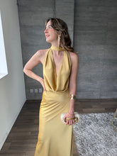 Cargar imagen en el visor de la galería, Piera - Vestido largo satinado color oro
