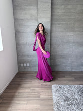 Cargar imagen en el visor de la galería, Sylvie - Vestido largo de chiffon con escote drapeado magenta
