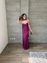 Cargar imagen en el visor de la galería, Génova - Vestido largo strapless color ciruela
