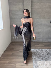 Cargar imagen en el visor de la galería, Sodi - Vestido largo strapless satinado negro
