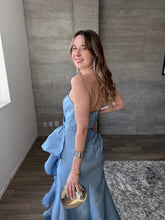 Cargar imagen en el visor de la galería, Odetta - Vestido largo strapless azul cielo
