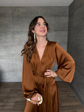 Cargar imagen en el visor de la galería, Clare - Vestido largo con mangas color cobre
