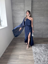 Cargar imagen en el visor de la galería, Máncora - Vestido largo con abertura en pierna marino
