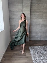 Cargar imagen en el visor de la galería, Nicola - Vestido midi plisado olivo
