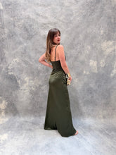 Cargar imagen en el visor de la galería, Antehia - Vestido largo falda satinada olivo
