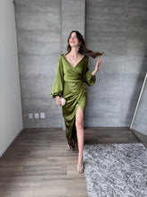 Cargar imagen en el visor de la galería, Cecile - Vestido largo satinado olivo
