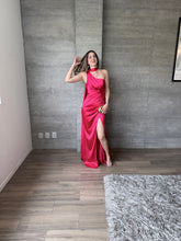 Cargar imagen en el visor de la galería, Romina - Vestido largo satinado color frambuesa
