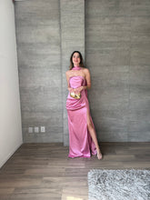 Cargar imagen en el visor de la galería, Marena - Vestido strapless de satín rosa
