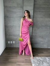 Cargar imagen en el visor de la galería, Renata - Vestido largo satinado asimétrico rosa

