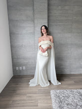 Cargar imagen en el visor de la galería, Arabelle - Vestido largo con capa crema
