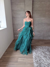 Cargar imagen en el visor de la galería, Raigal - Vestido largo strapless de tul verde esmeralda
