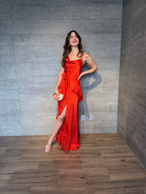 Cargar imagen en el visor de la galería, Agatha - Vestido largo naranja con olanes
